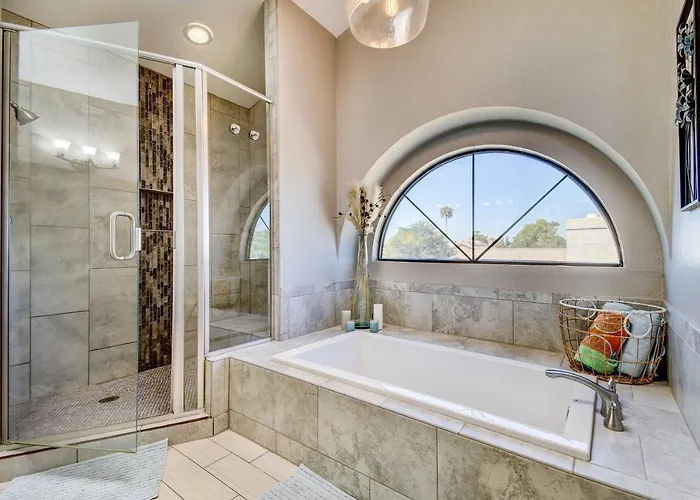 Poolside Backyard Oasis! Scottsdale Family Retreat Holiday home