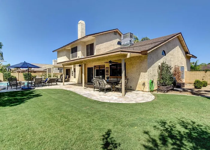 Poolside Backyard Oasis! Scottsdale Family Retreat Holiday home *